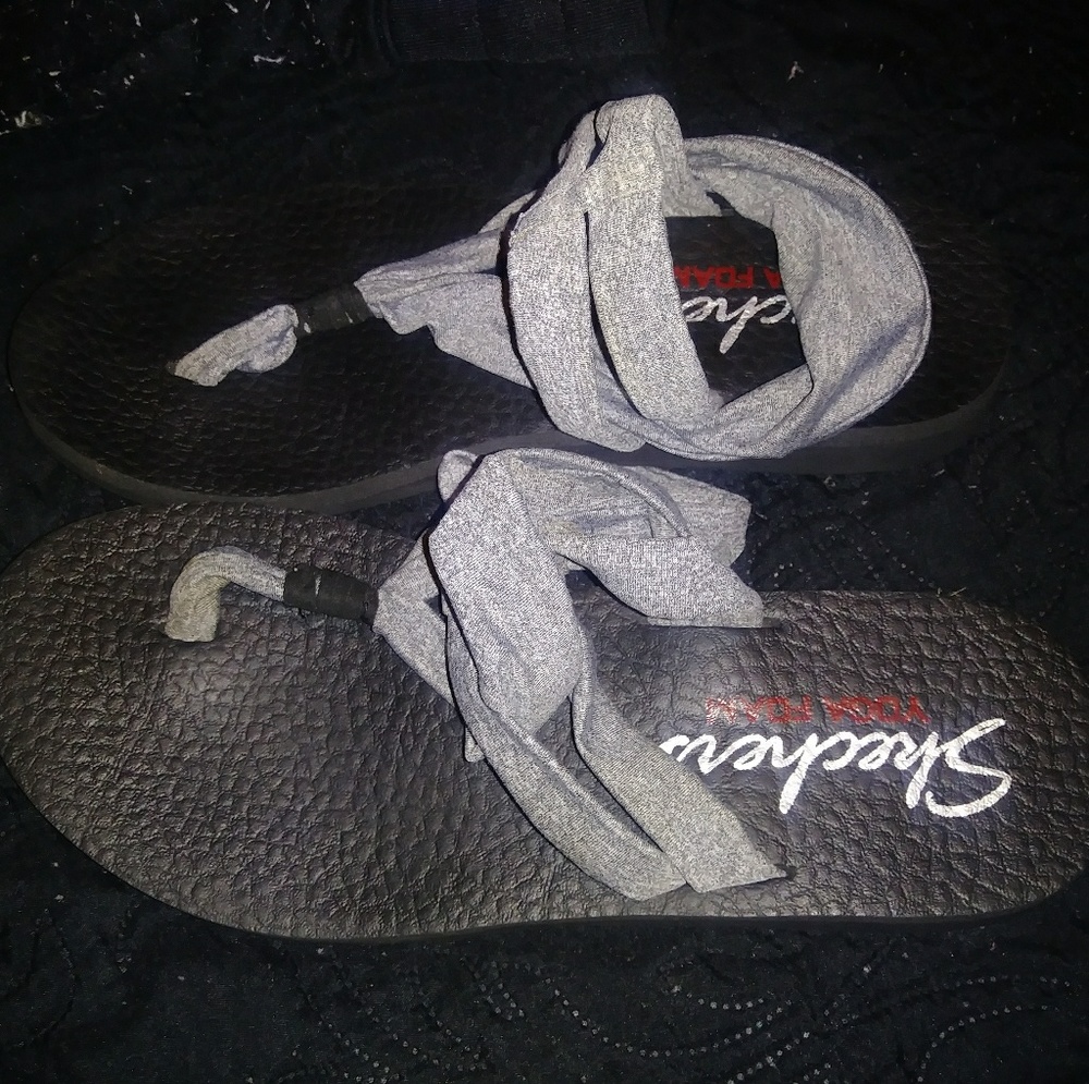 Skechers Yoga foam sandals